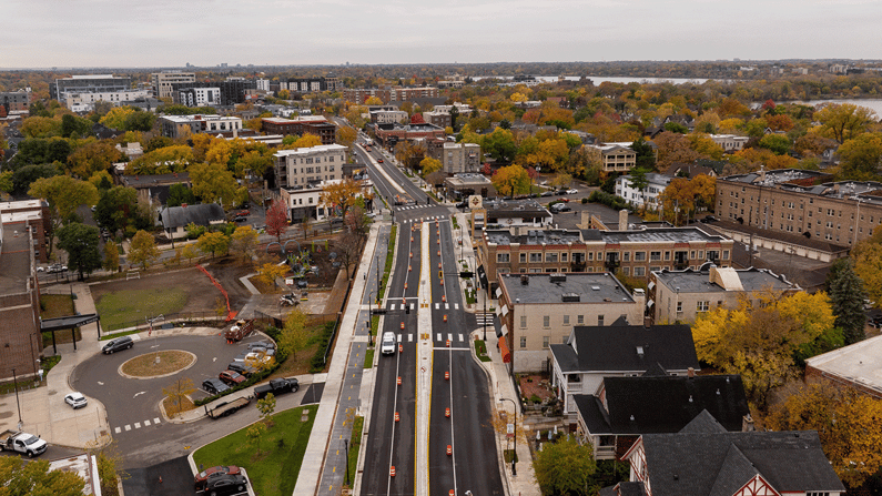 Traffic and buses on Hennepin Avenue at W Lake Street intersection.