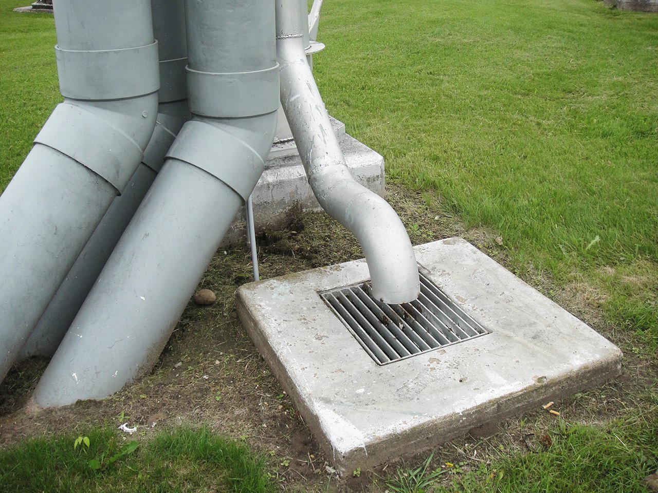 overflow pipe that sits just above the grate